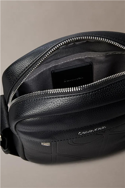 Calvin Klein Emblem Aop Emboss Erkek Reporter Çanta Siyah