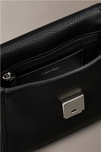 Calvin Klein Emblem Hw Pebble Cro Kadın Mini Omuz Çantası