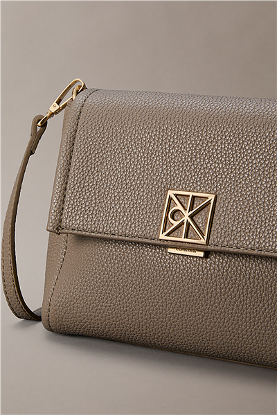 Calvin Klein Emblem Hw Pebble Cro Kadın Mini Omuz Çantası