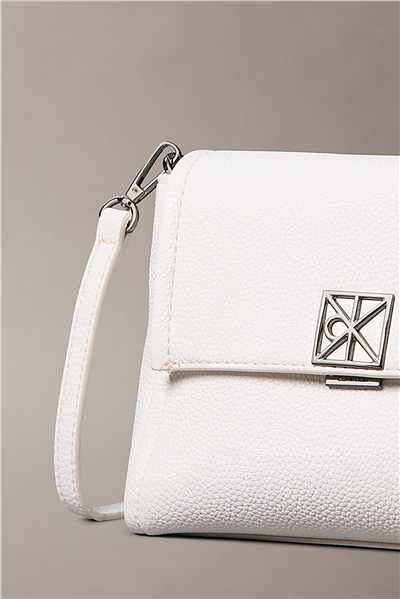 Calvin Klein Emblem Hw Pebble Cro Kadın Mini Omuz Çantası