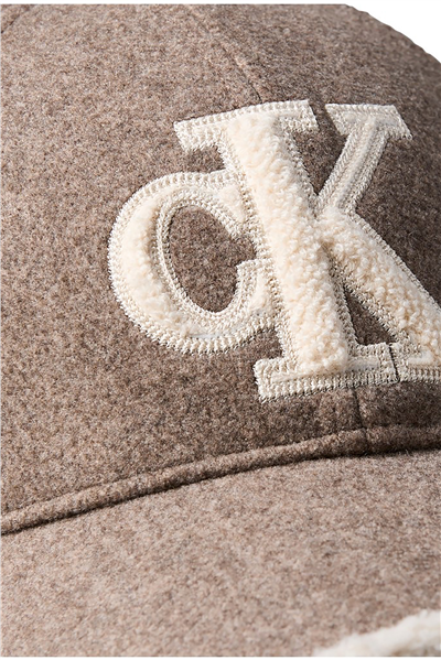 Calvin Klein Felt/ Sherpa Cap W/ Chenille Log Kadın Baseball Şapka Kahverengi