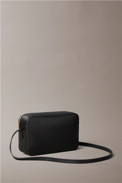 Calvin Klein Foil Logo Elongated Camera Bag Kadın Mini Omuz Çantası Çok Renkli
