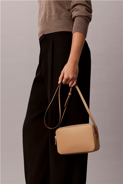 Calvin Klein Foil Logo Elongated Camera Bag Kadın Mini Omuz Çantası