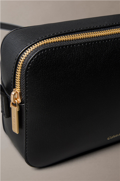 Calvin Klein Foil Logo Elongated Camera Bag Kadın Mini Omuz Çantası Çok Renkli