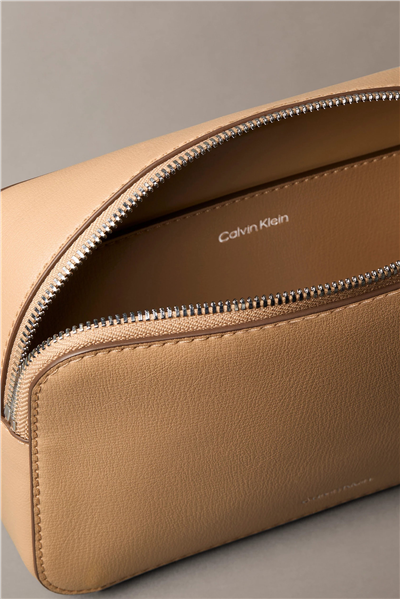 Calvin Klein Foil Logo Elongated Camera Bag Kadın Mini Omuz Çantası