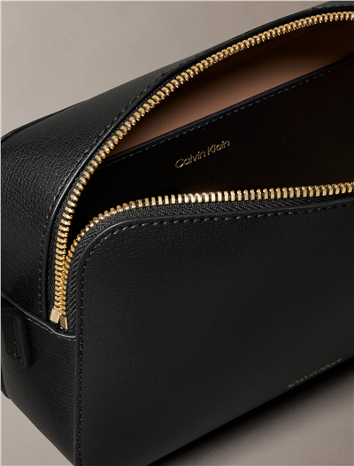 Calvin Klein Foil Logo Elongated Camera Bag Kadın Mini Omuz Çantası Çok Renkli