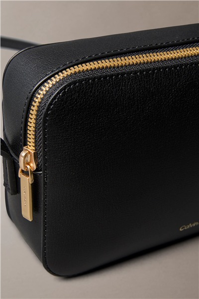 Calvin Klein Foil Logo Elongated Camera Bag Kadın Mini Omuz Çantası Çok Renkli
