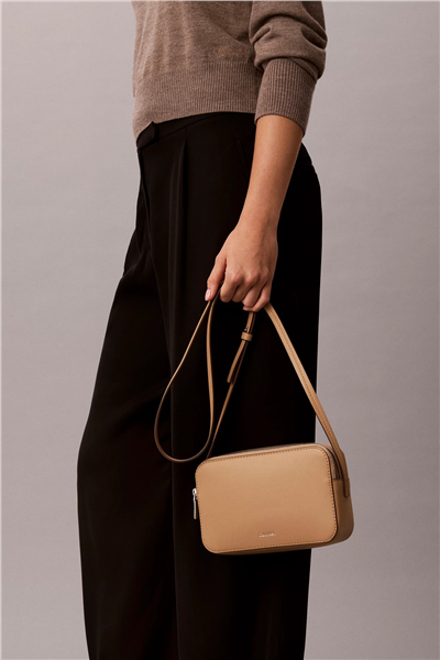 Calvin Klein Foil Logo Elongated Camera Bag Kadın Mini Omuz Çantası