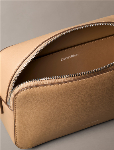 Calvin Klein Foil Logo Elongated Camera Bag Kadın Mini Omuz Çantası