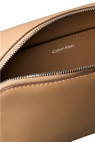 Calvin Klein Foil Logo Elongated Camera Bag Kadın Mini Omuz Çantası