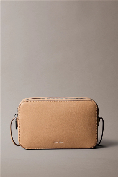 Calvin Klein Foil Logo Elongated Camera Bag Kadın Mini Omuz Çantası