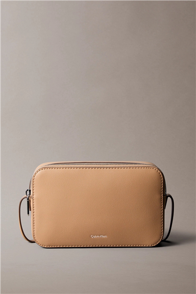 Calvin Klein Foil Logo Elongated Camera Bag Kadın Mini Omuz Çantası