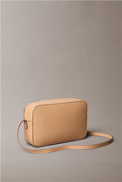 Calvin Klein Foil Logo Elongated Camera Bag Kadın Mini Omuz Çantası