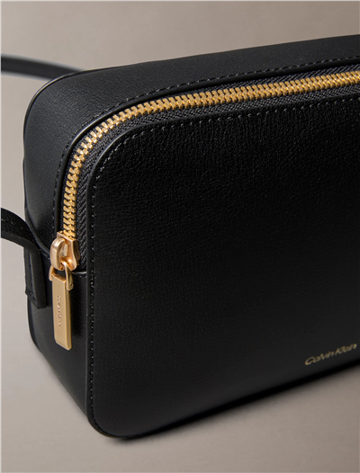 Calvin Klein Foil Logo Elongated Camera Bag Kadın Mini Omuz Çantası Çok Renkli