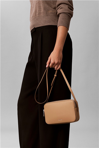 Calvin Klein Foil Logo Elongated Camera Bag Kadın Mini Omuz Çantası