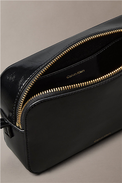 Calvin Klein Foil Logo Glossy Camera Bag Kadın Mini Omuz Çantası Siyah