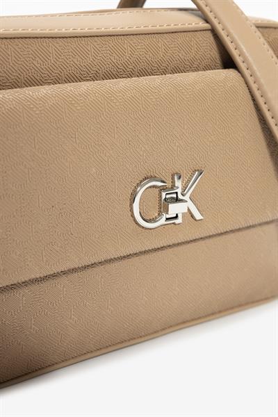 Calvin Klein Kadın Mini Omuz Çantası Bej