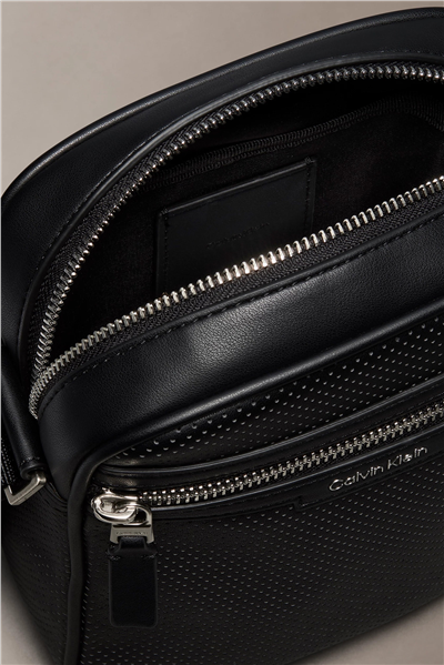 Calvin Klein Perforated Erkek Reporter Çanta Siyah