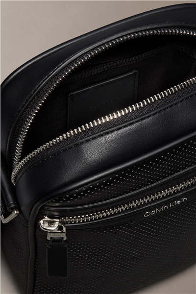 Calvin Klein Perforated Erkek Reporter Çanta Siyah