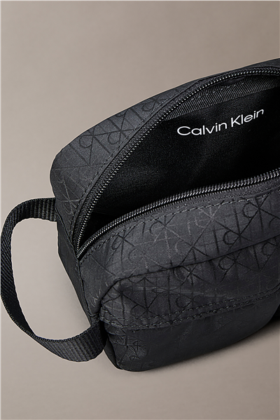 Calvin Klein Utility Emblem Dopp Erkek El Çantası
