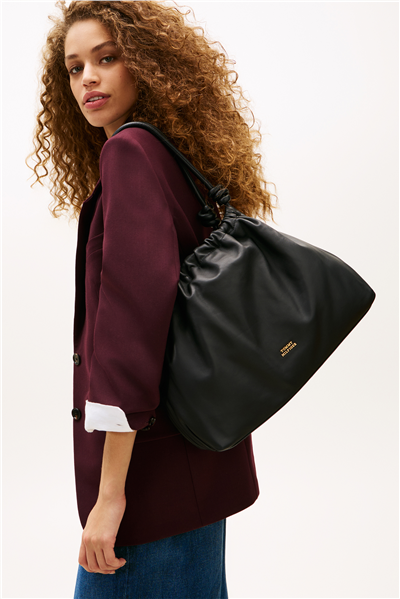 Tommy Hilfiger Th Soft Leather Hobo Kadın Omuz Çantası