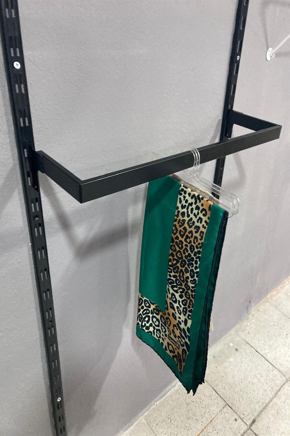 Eşarp İçin Kısa Kenar Tırnaklı U Askı Siyah 60 cm
