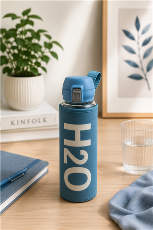 H2O Yazılı Kılıflı Kilit Kapak 500 ml Cam Matara  – Mavi