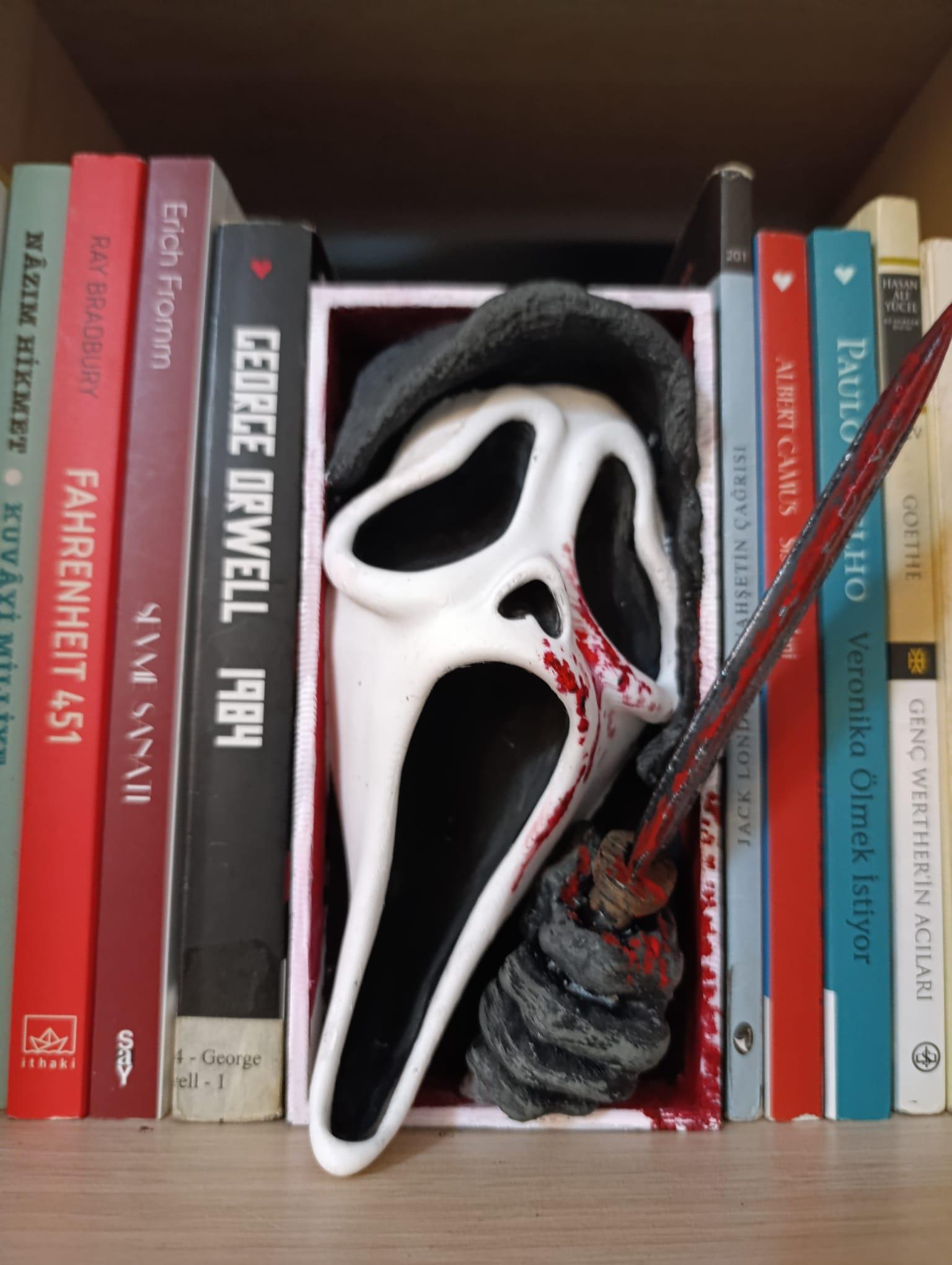 Book Nook Scream