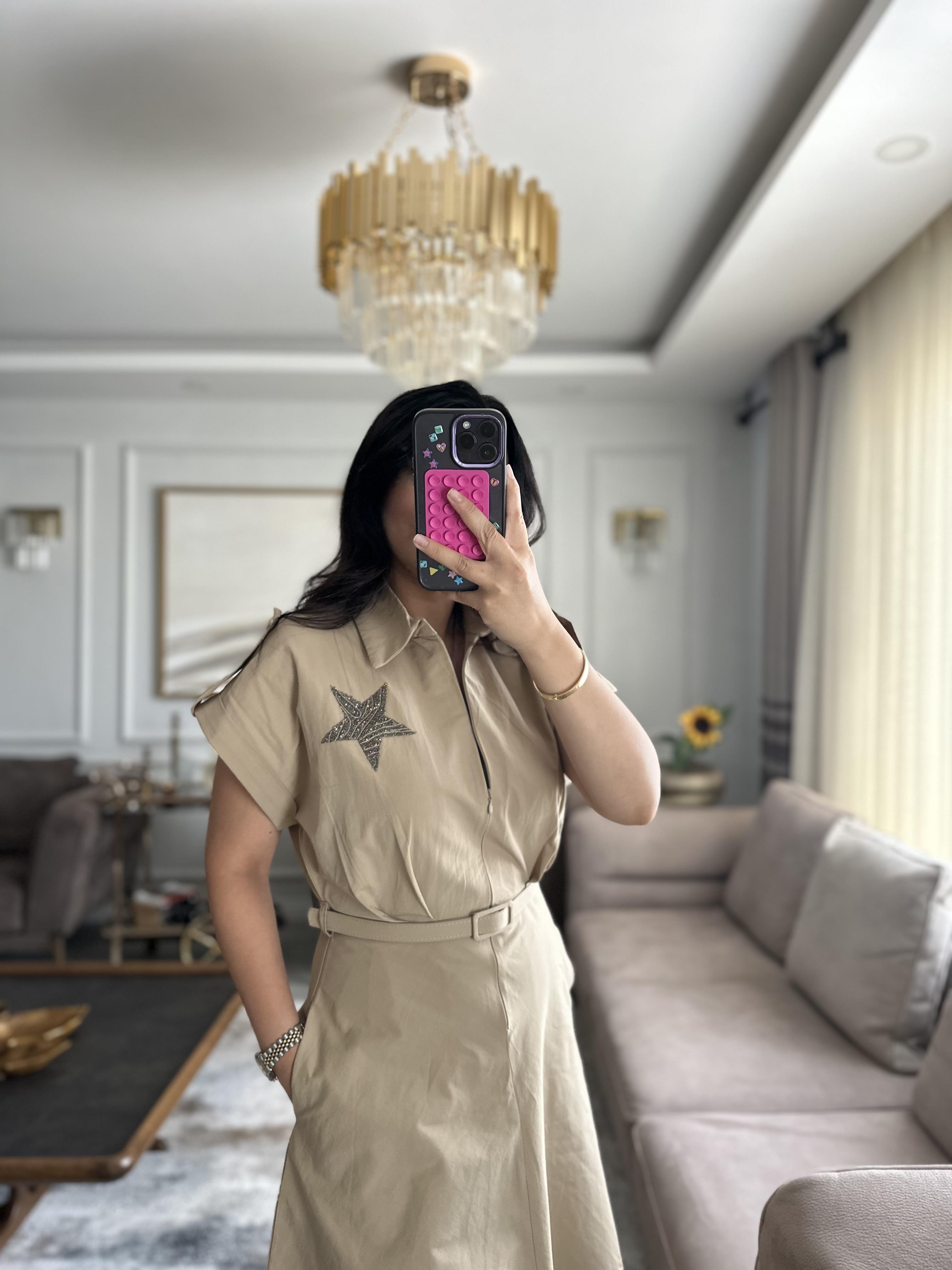 Önü Yıldız Taşlı Kemerli Elbise- BEJ 