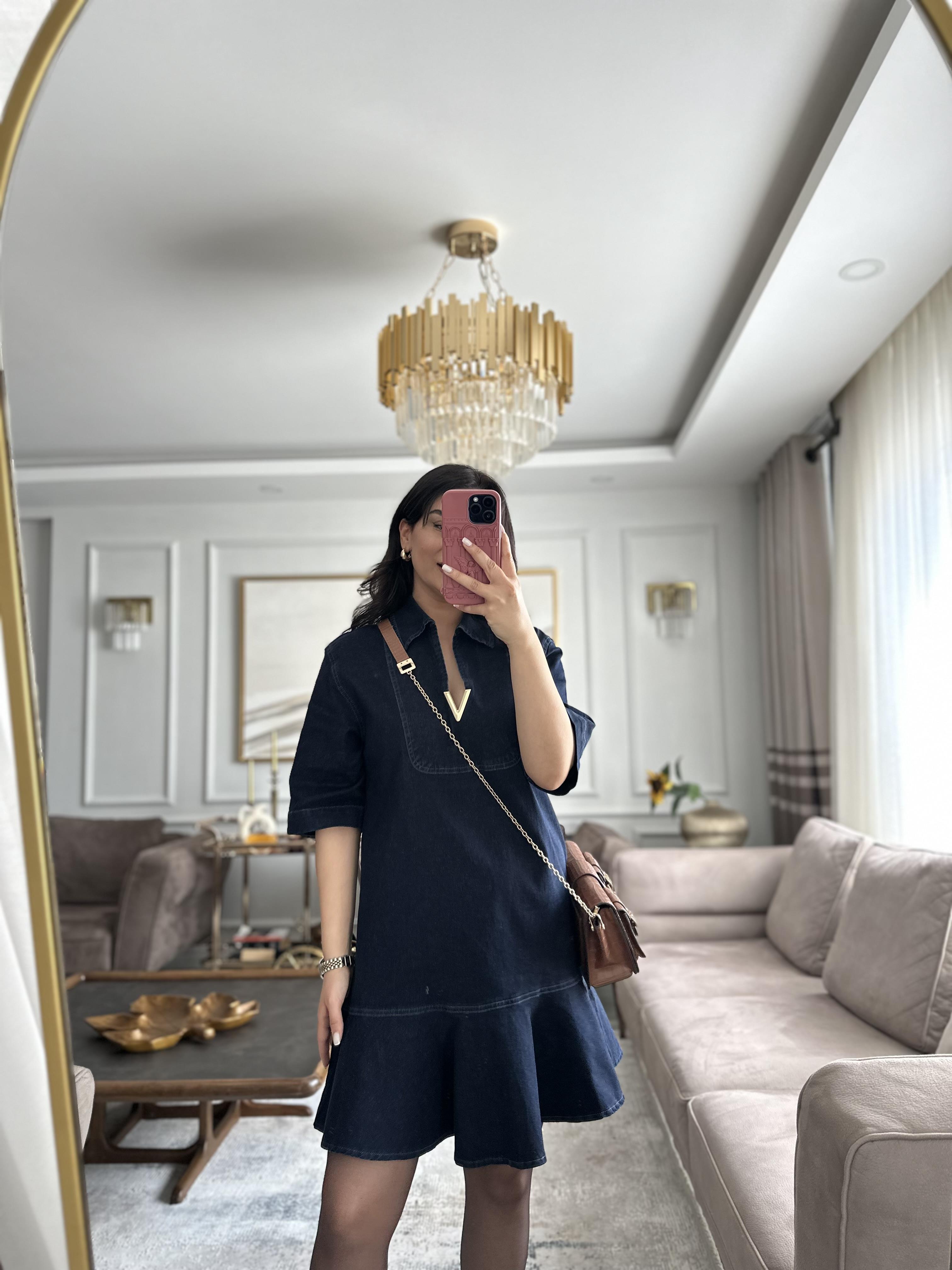 Yakası Aksesuarlı Eteği Volanlı Denim Elbise