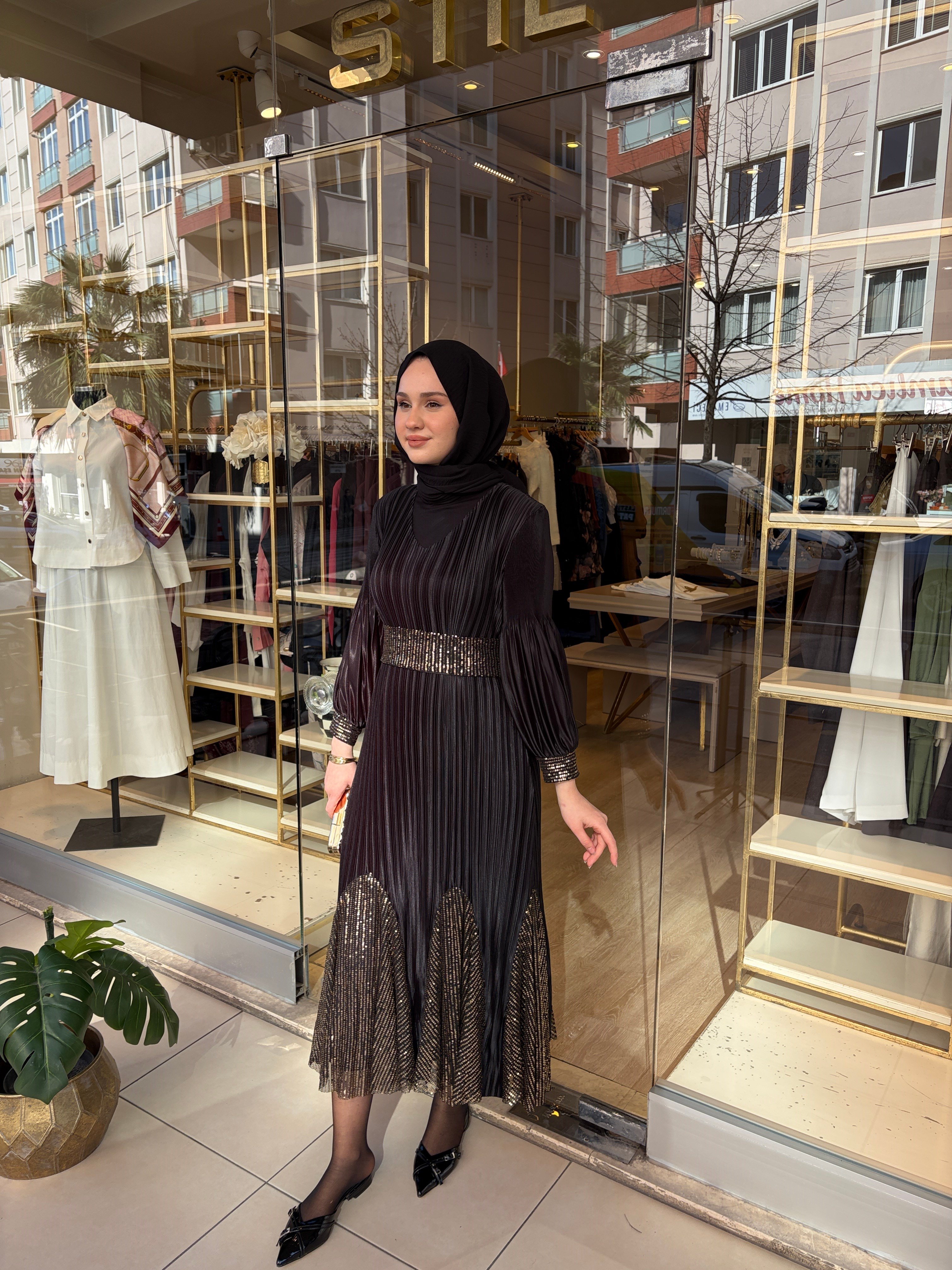 KOLLARI VE ETEĞİ PULLU ELBİSE