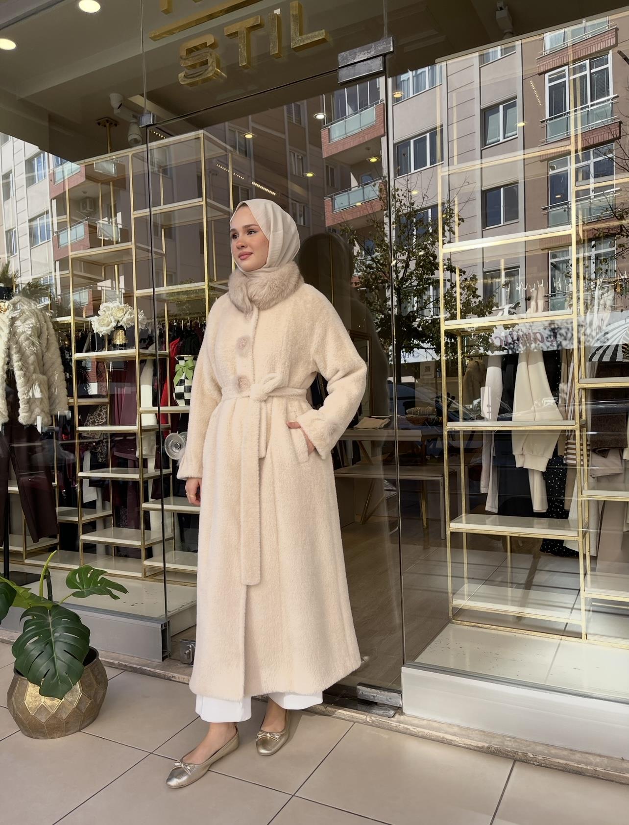 YAKASI VE KOL UCU BONCUK İŞLEMELİ BEJ KABAN