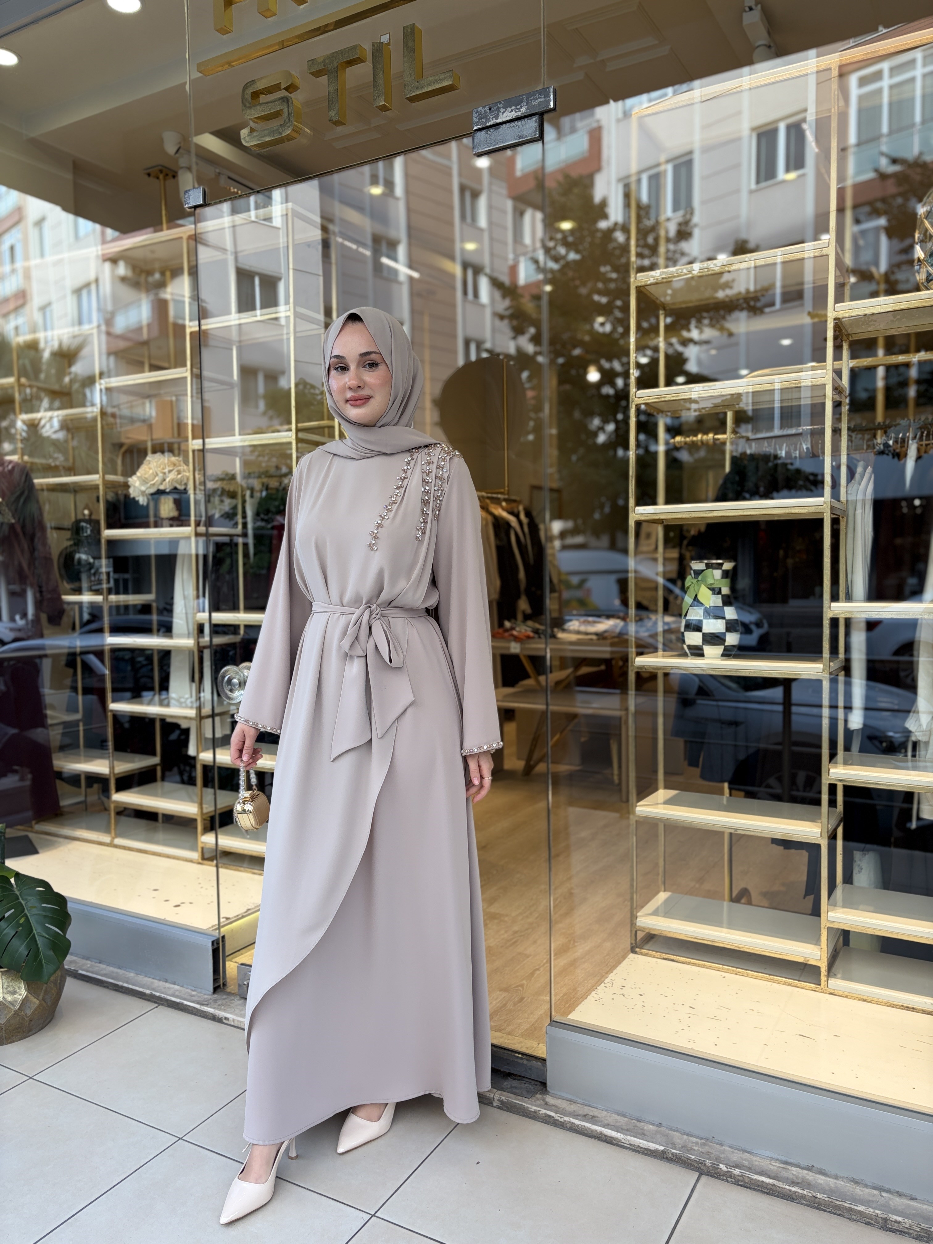 4337 OMUZLARI EL İŞİ DETAYLI ELBİSE  KOYU BEJ