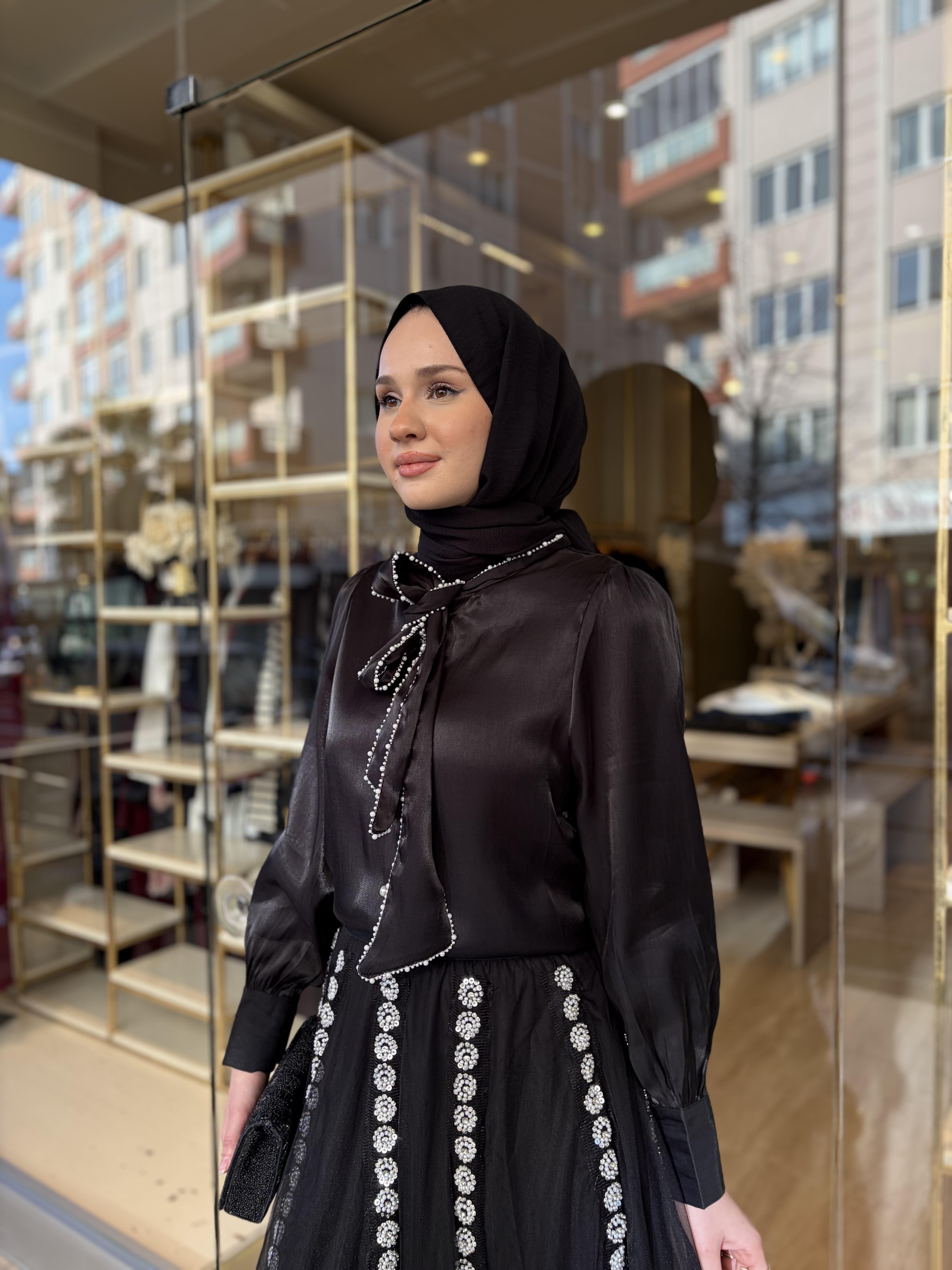 BOYNU İNCİ FULARLI SATEN GÖMLEK SİYAH