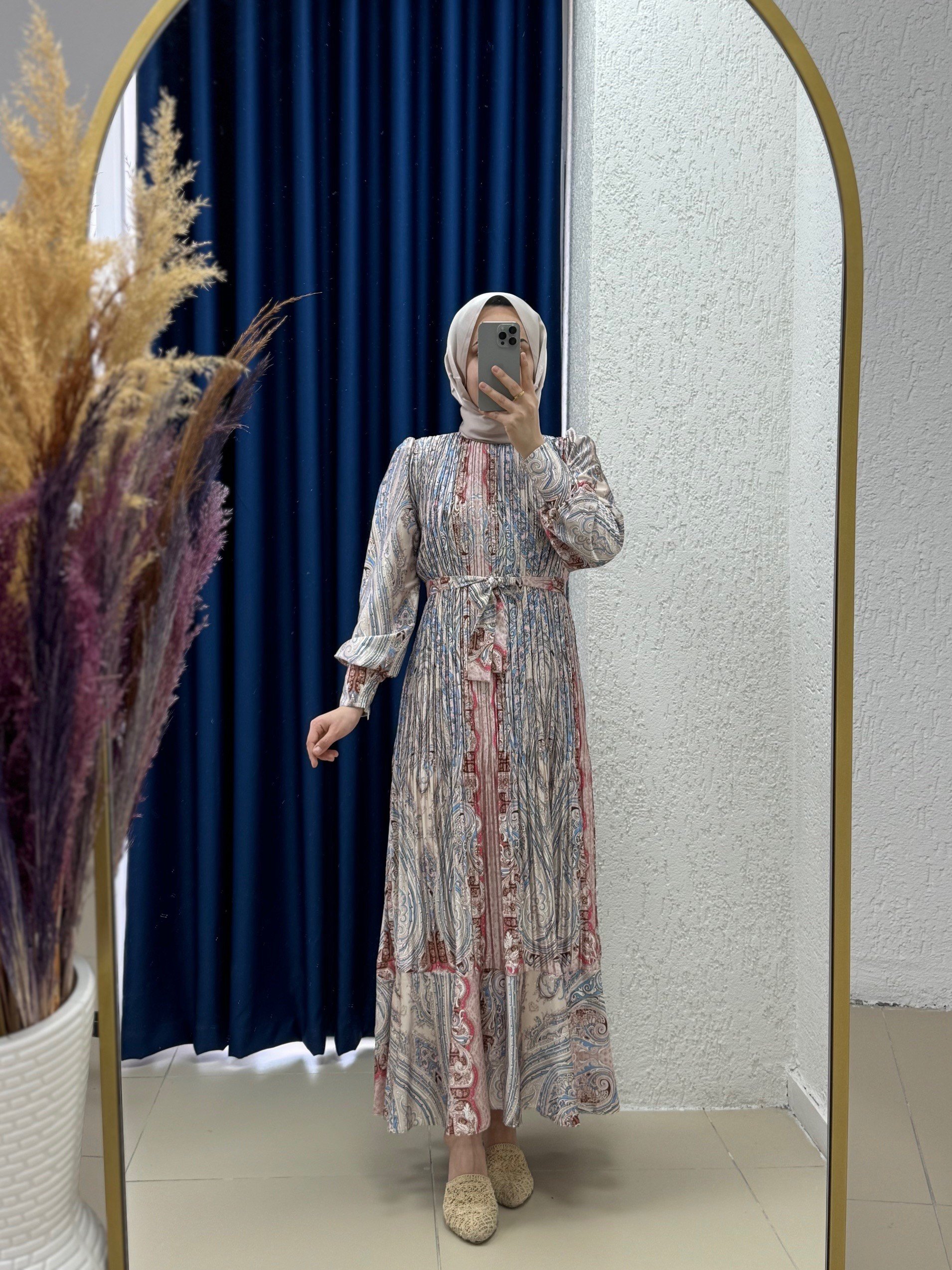 Alegra Desenli Piliseli Kemerli Elbise-BY91086 Taş