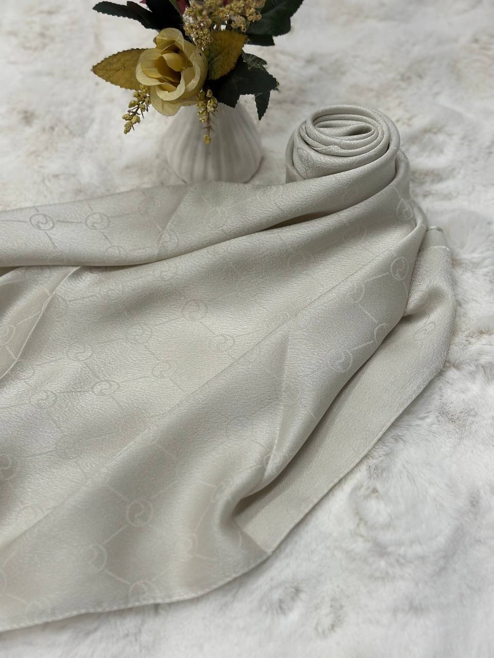 Hatice Işıltı Eşarp Taş