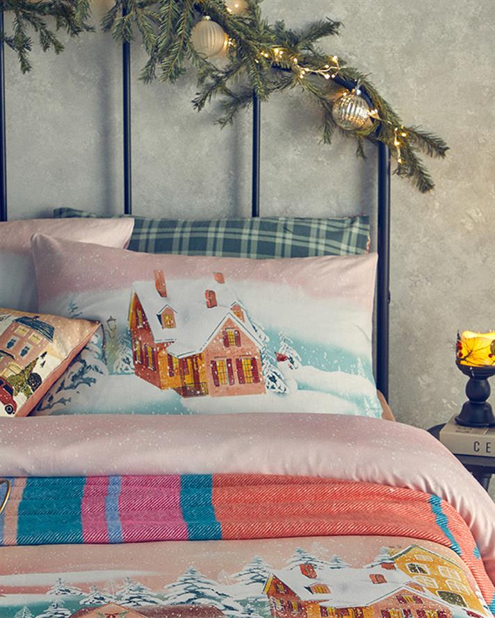 Cheerful Skate Goblen Kırlent Kılıfı Pembe