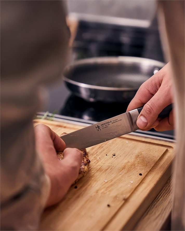 Henckels by Zwilling Accent Pürüssüz Bıçak 16 cm Siyah