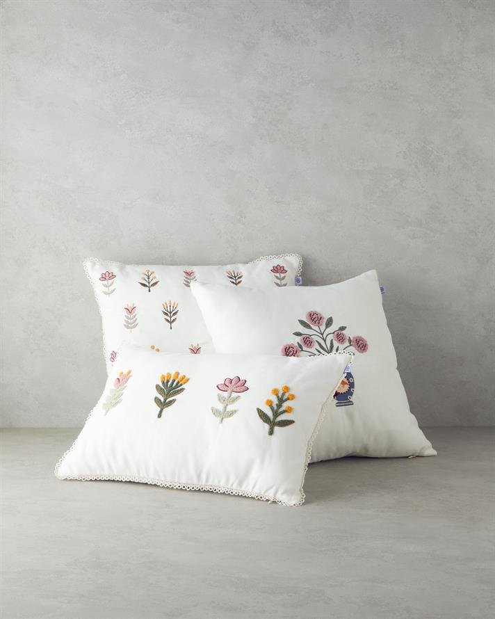 Klove Punch Nakışlı Dekoratif Kırlent 45x45 cm Beyaz