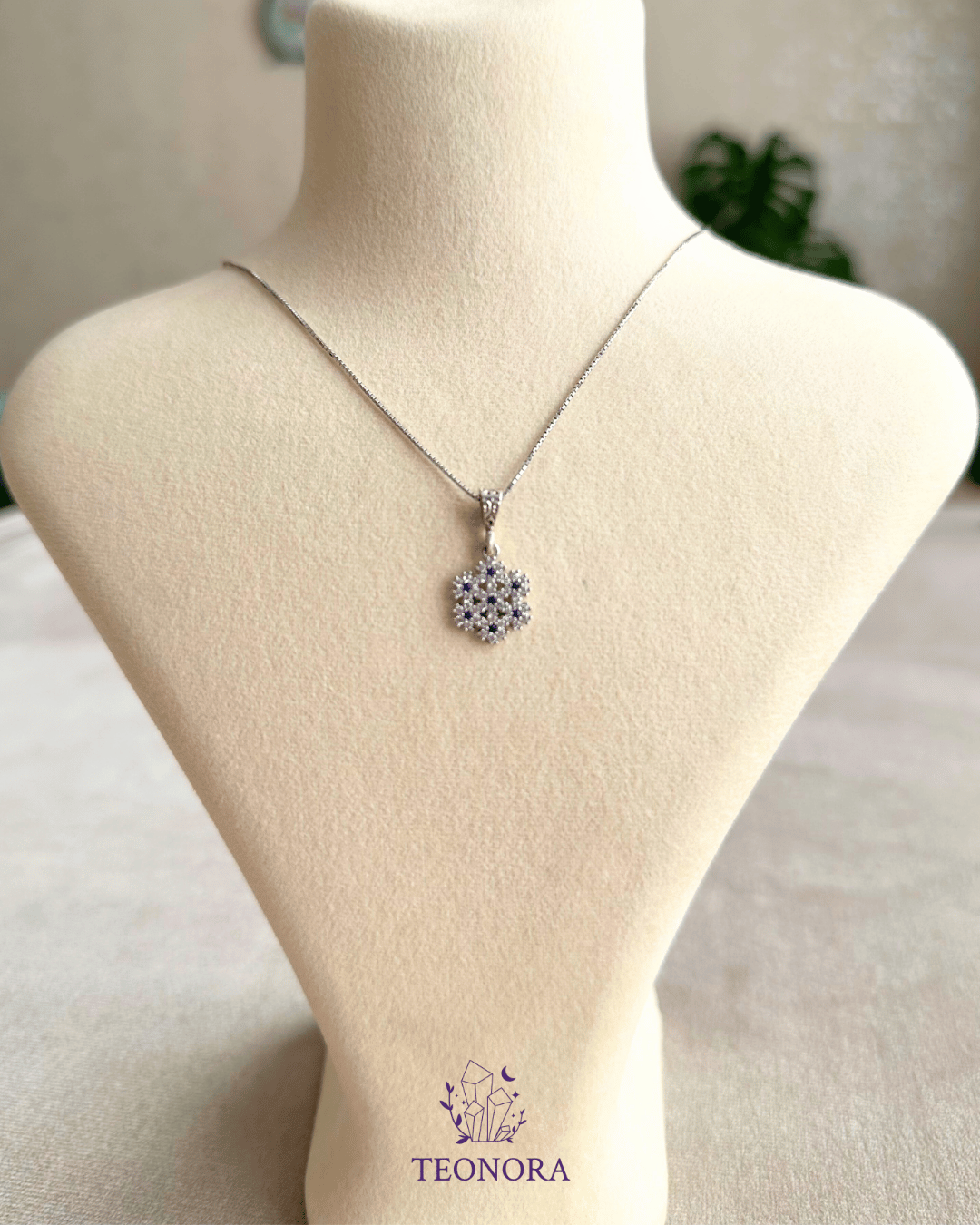 Kar Tanesi Model Zirkon Taşlı Gümüş Kolye