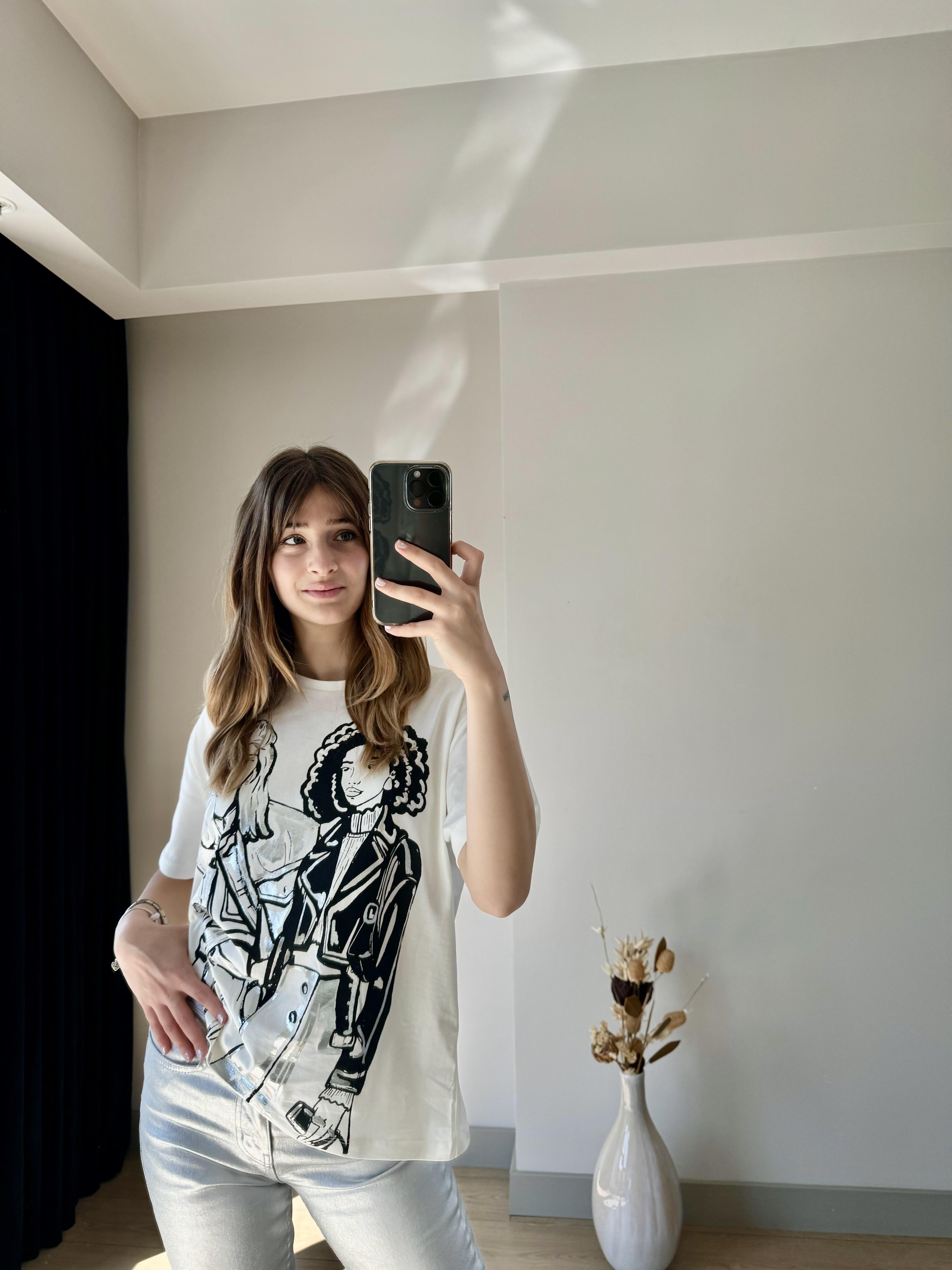 Kız Baskılı Bisiklet Yaka Gümüş Detay Ekru T-Shirt