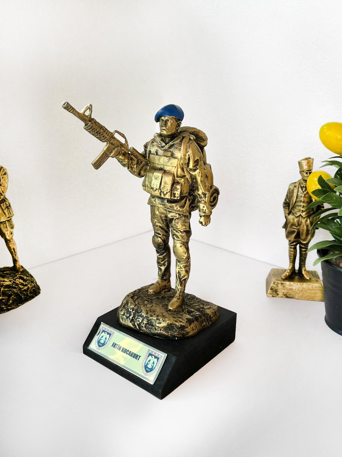 Silahlı Mavi Bere Asker Figürü | Kişiye Özel Jandarma Komando Heykeli Hizmet Anısı Biblosu