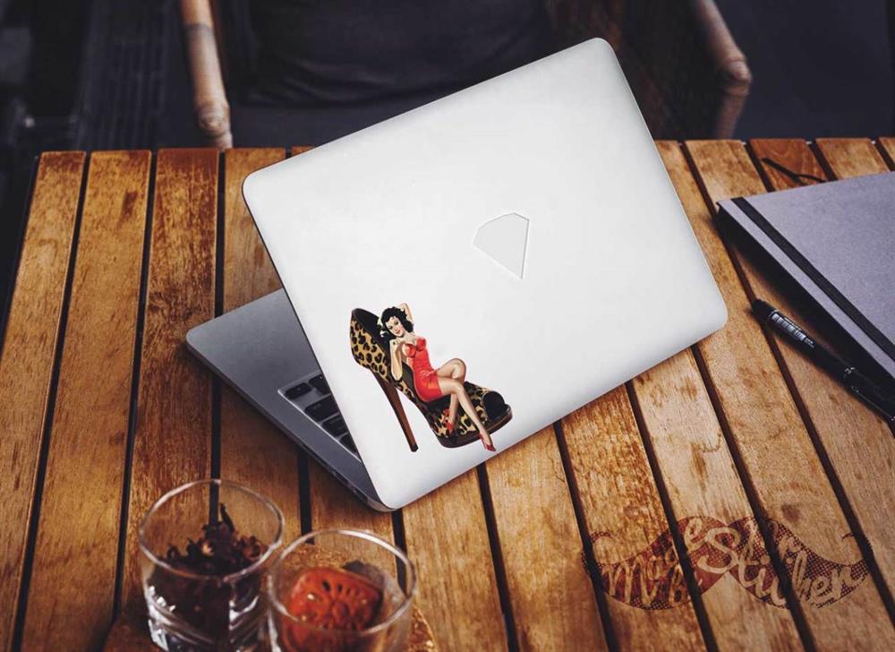 PNP32 Pinup Kizi Etiketi