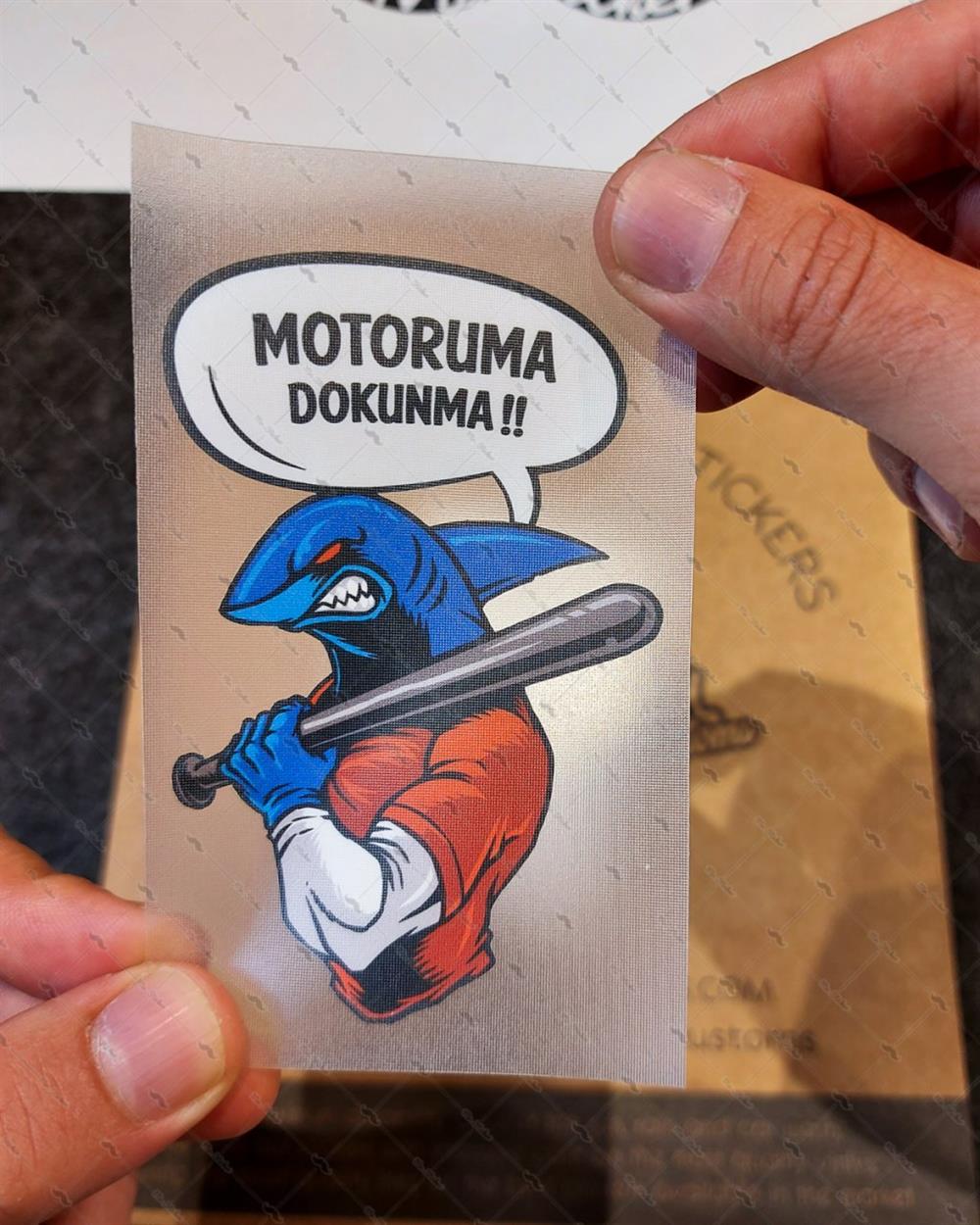 WRN36 Motoruma Dokunma Kizgin Kopek Baligi Etiketi