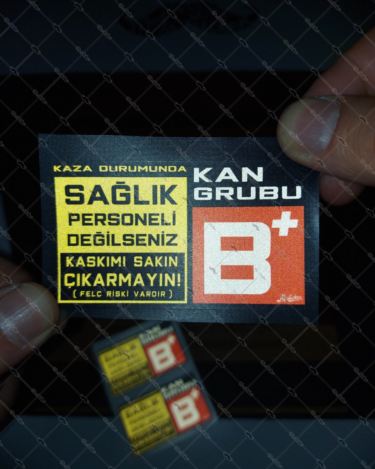 BT65 Reflektif Kaskimi Cikarma Yazili B Rh Pozitif (+) Kan Grubu Etiketi