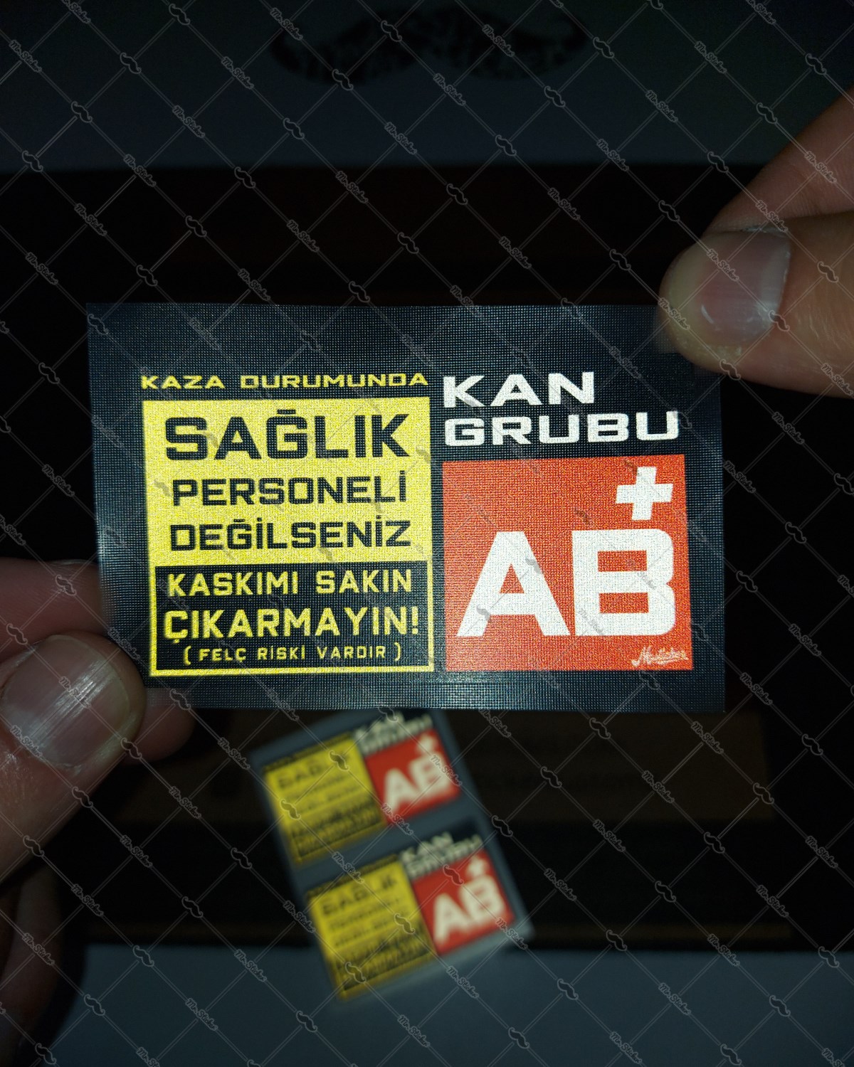 BT67 Reflektif Kaskimi Cikarma Yazili AB Rh Pozitif (+) Kan Grubu Etiketi