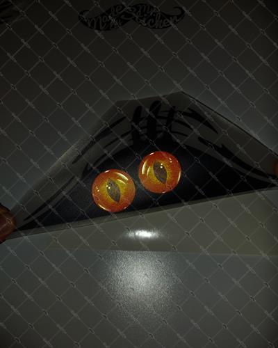 CAR13 Yari Reflektif Bagajdan Bakan Kirmizi Canavar Gozler Etiketi