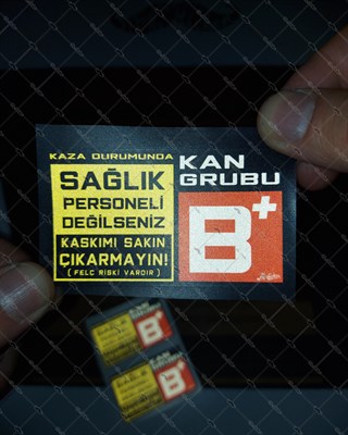 BT65 Reflektif Kaskimi Cikarma Yazili B Rh Pozitif (+) Kan Grubu Etiketi