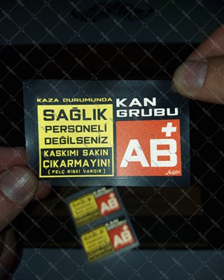 BT67 Reflektif Kaskimi Cikarma Yazili AB Rh Pozitif (+) Kan Grubu Etiketi