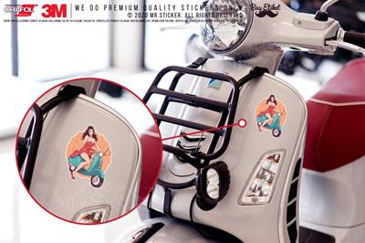 VSP36 Scooterli Pinup Kizi Etiketi